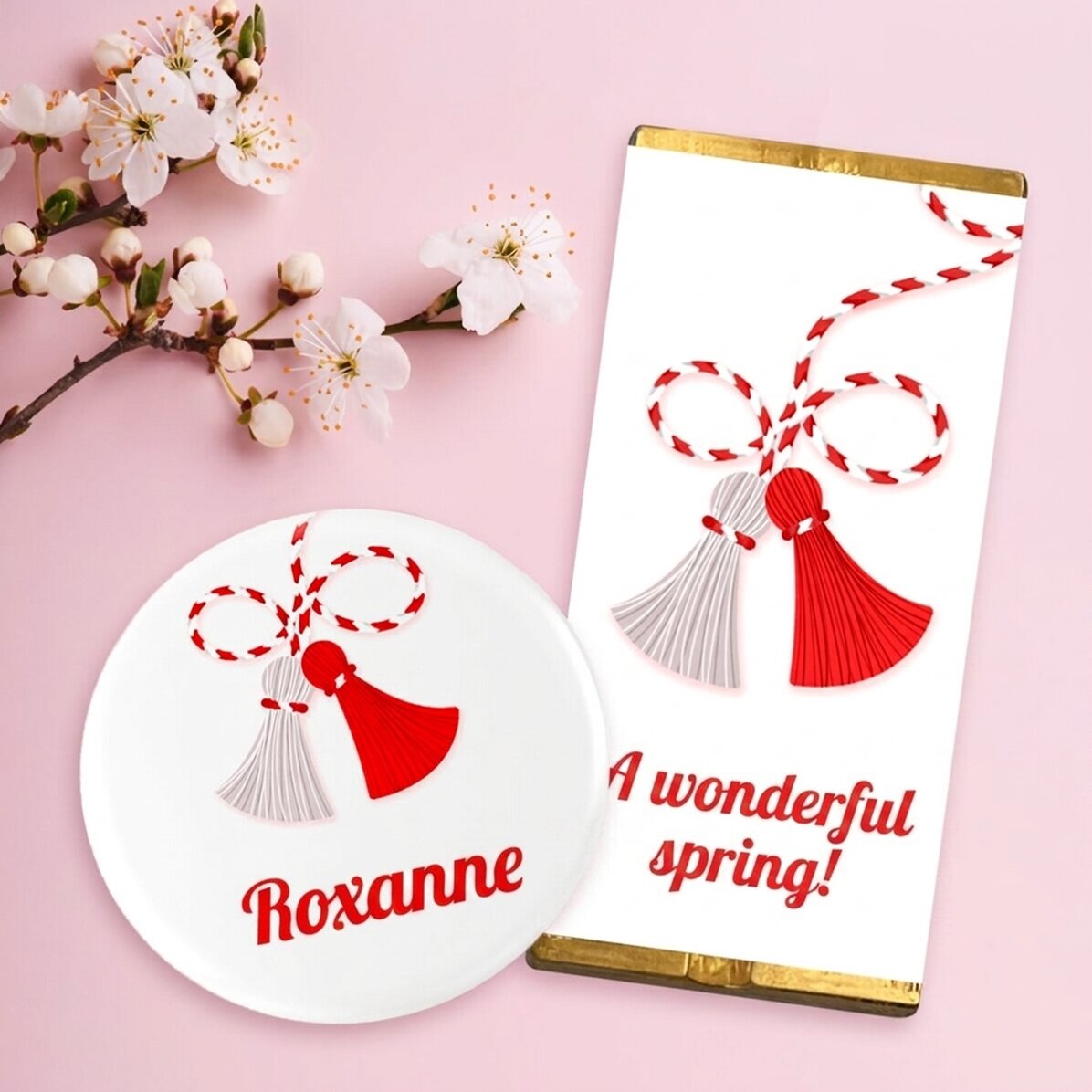Martisor-cadeauset met een mini-chocoladereep en een gepersonaliseerd speldje met naam