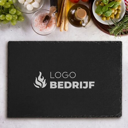 Gegraveerde leisteenplaat – Gepersonaliseerd met logo in het midden