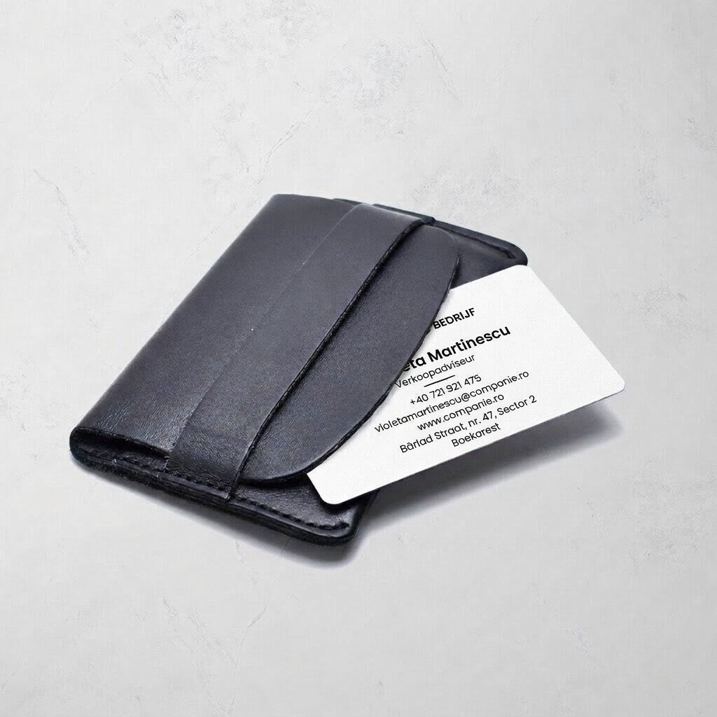 Gepersonaliseerd visitekaartje van aluminium, minimalistisch ontwerp, logo en QR-code