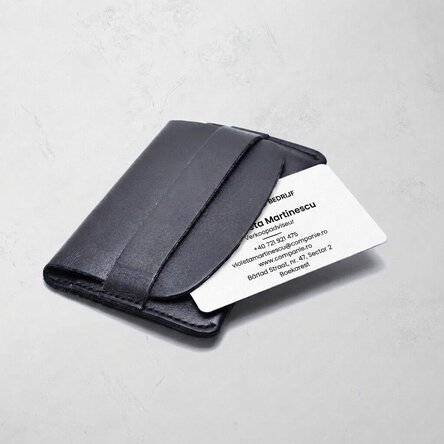 Gepersonaliseerd visitekaartje van aluminium, minimalistisch ontwerp, logo en QR-code