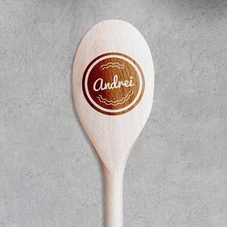 Een houten lepel met jouw naam erop