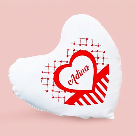 Gepersonaliseerd kussen in de vorm van een hart met een liefdesnaam