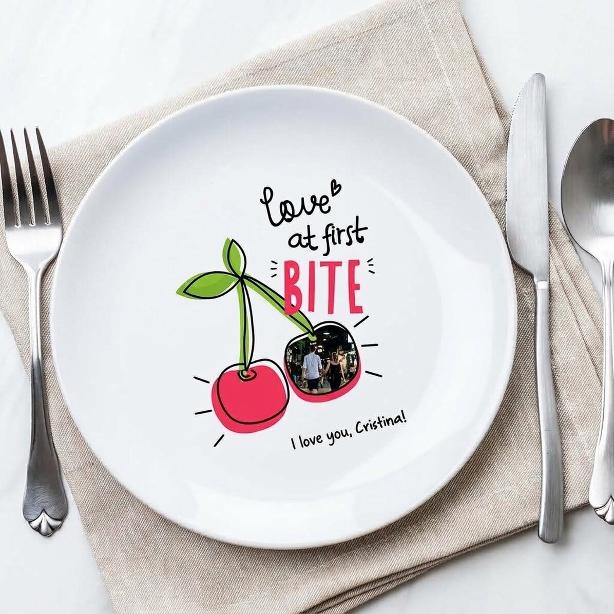 Gepersonaliseerd bord met foto en tekst - Love at first bite