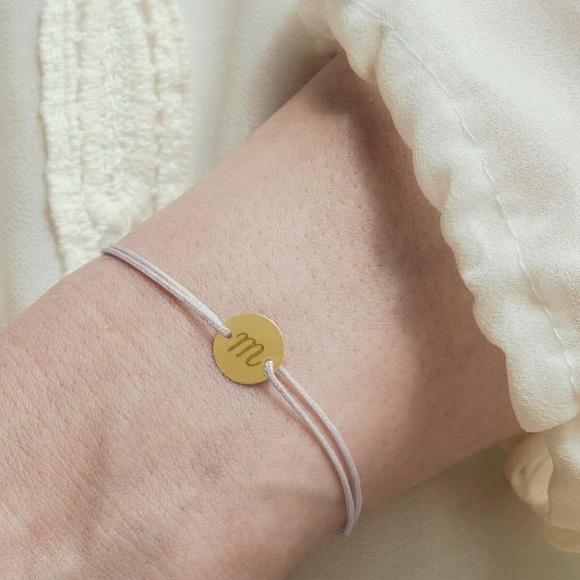 Gepersonaliseerde armband met koord – muntje van 10 mm – 14-karaats goud – model met initiaal