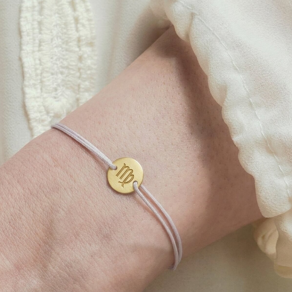 Gepersonaliseerde armband met koord – muntje van 10 mm – 14-karaats goud – model met initiaal
