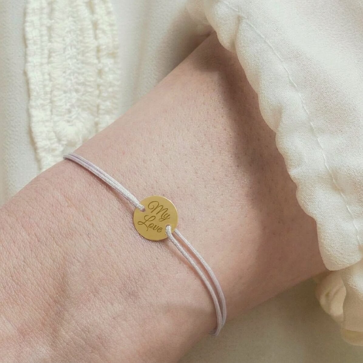 Gepersonaliseerde armband met koord - muntje 10 mm - 14-karaats goud - model met initiaal 2