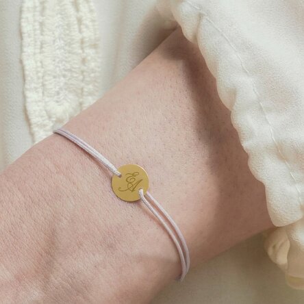 Gepersonaliseerde armband met koord - muntje 10 mm - 14-karaats goud - model met initiaal 2