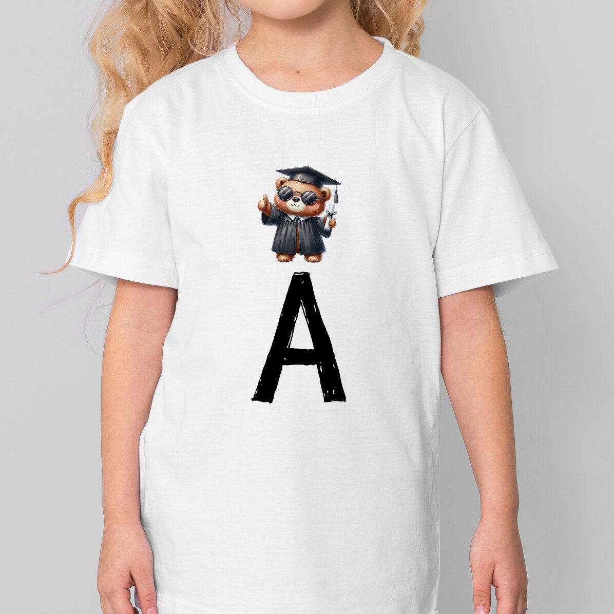 Katoenen T-shirt voor kinderen, gepersonaliseerd met een initiaal - Afgestudeerd beertje