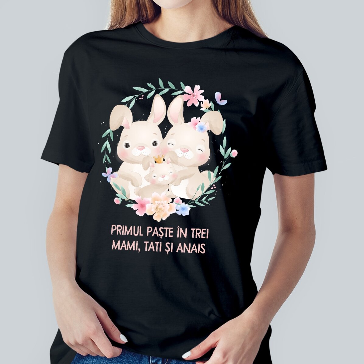Katoenen T-shirt met gepersonaliseerde tekst - Eerste Pasen met z’n drieën